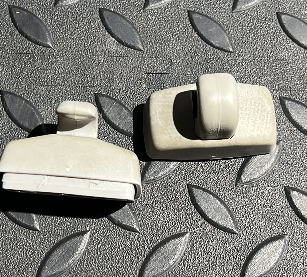 Крючок солнцезащитного козырька Ford Galaxy 1995-2006